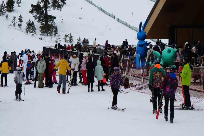 Bolu’nun önemli kayak merkezi Kartalkaya’da yılın son gününde tatilci yoğunluğu