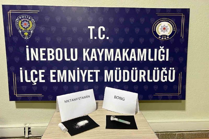 Kastamonu polisinden kaçak alkole geçit yok Kastamonu’da polis ekipleri tarafından yılbaşı öncesinde gerçekleştirilen operasyonda 7,5 litre