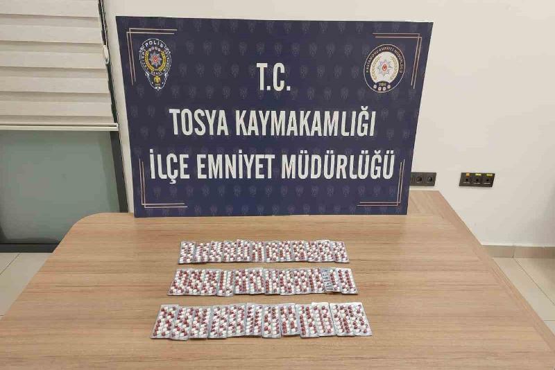 Kastamonu’da 497 adet sentetik ecza hap ele geçirildi: 1 tutuklama Kastamonu’nun Tosya ilçesinde polis ekipleri tarafından 497 adet sentetik ecza
