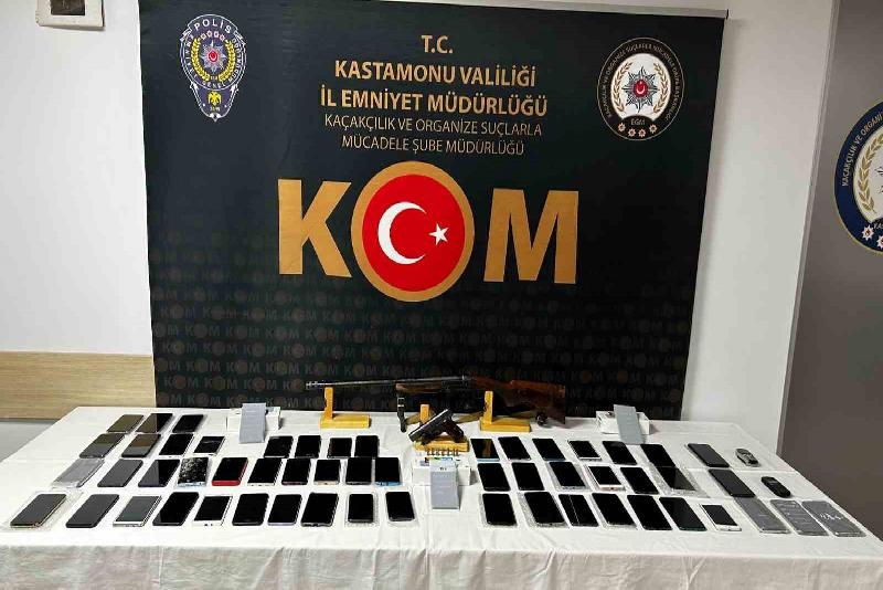 Kastamonu’da çok sayıda gümrük kaçağı cep telefonu ele geçirildi: 2 gözaltı Kastamonu’da polis ekipleri tarafından bir evde yapılan aramada 60 adet