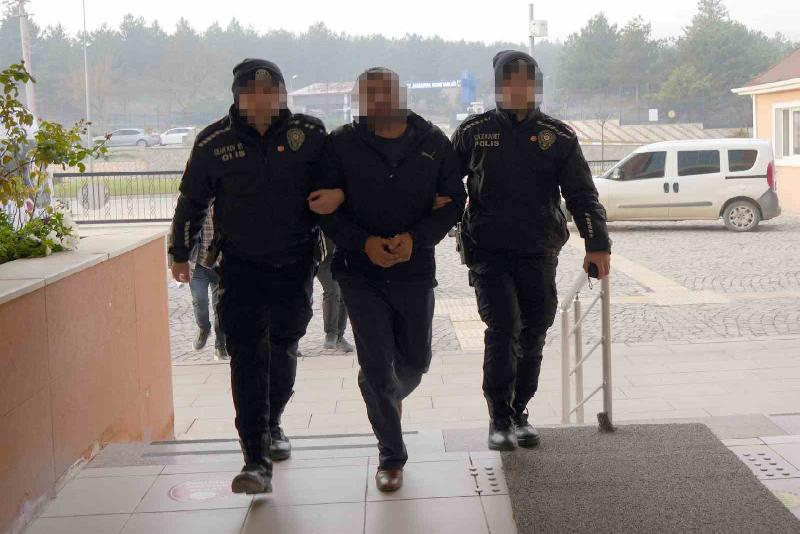 Kastamonu’daki cinayetin 3 zanlısı tutuklandı Kastamonu’da iş yerini kurşunlayarak bir kişinin ölümüne sebebiyet veren 3