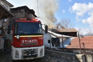 Kastamonu’nun Tosya ilçesi bir köyde çıkan ev yangını ekiplerin erken