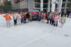 Zonguldak’ta anasınıfı öğrencileri yerli malı haftasında Togg heyecanı yaşadı. Minikler