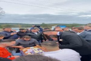 Bolu’nun Mudurnu ilçesinde okey masası kurarak düğün konvoyunun önünü kesen