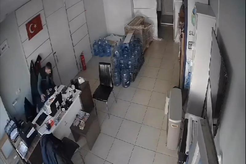 Düzce’de boğazına yemek kaçan kişi Heimlich manevrası ile kurtarıldı. Düzce’nin