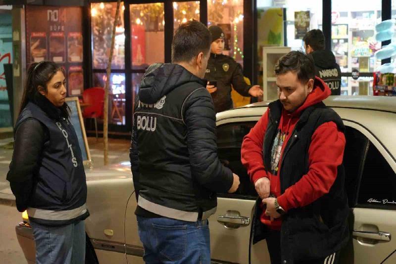 Bolu’da yılbaşı tedbirleri çerçevesinde gece saatlerinde polis ekipleri tarafından şehrin