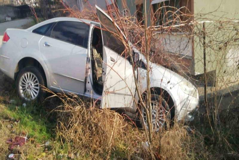 Otomobil istinat duvarında asılı kaldı: 1 yaralı Karabük’te sürücüsünün kontrolünden çıkan otomobilin istinat duvarında asılı kalması sonucu