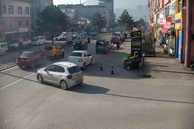 Karabük’te meydana gelen maddi hasarlı trafik kazası güvenlik kameralarına yansıdı.