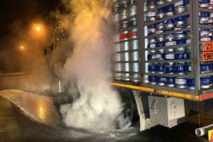 Anadolu Otoyolu’nda Gümüşova rampalar mevkiinde tüp yüklü kamyonun balataları tutuştu.