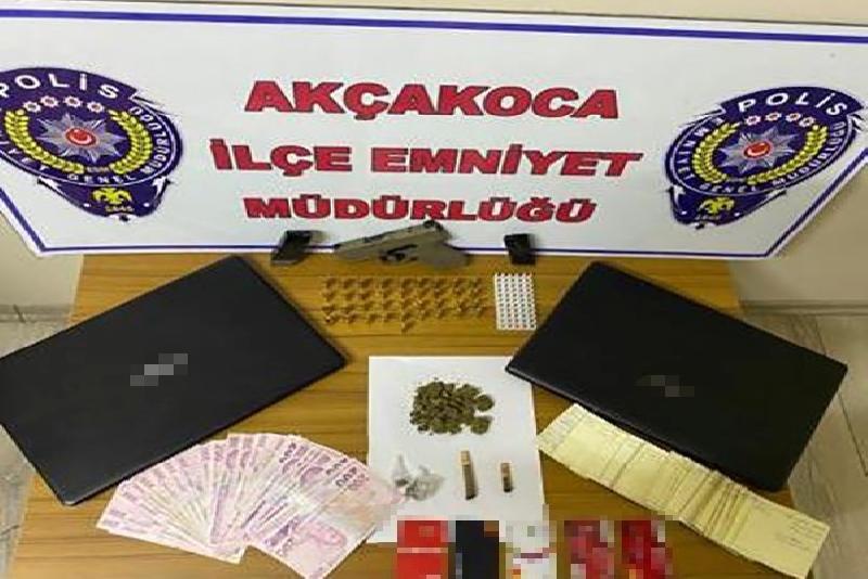 Polis ekiplerinin suçlularla mücadelesi sürüyor DÜZCE(İHA) –Düzce İl Emniyet Müdürlüğü Narkotik, Kaçakçılık ve Organize Suçlarla