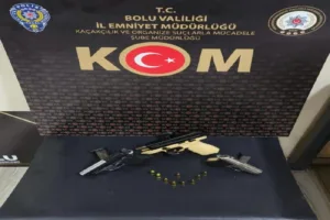 Bolu’da polis ekipleri tarafından şehir merkezinde bir eve yapılan baskında