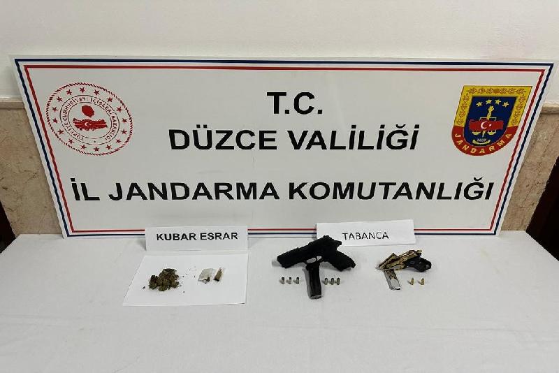 Şampuan kutusunun içinden uyuşturucu çıktı Düzce’de jandarma ekipleri tarafından Anadolu Otoyolu’nda durdurulan araçtaki şahıslara narkotik