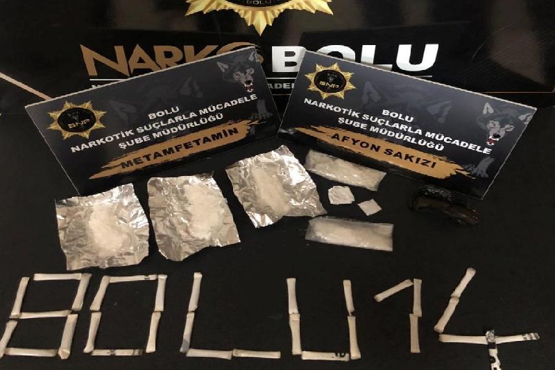 Bolu’da polis ekipleri tarafından 2 kişinin üzerinde ve eşyalarında yapılan