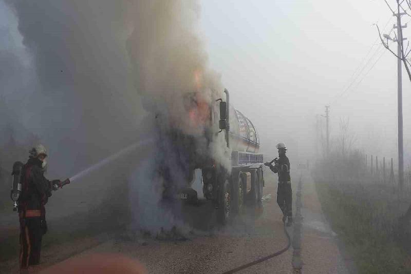 Vidanjör alevlere teslim oldu Düzce’de kanalizasyondan atık çeken vidanjör aracı yandı. Olay, Beyciler Mahallesinde