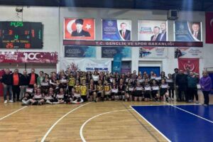 DÜZCE(İHA) – Düzce’de düzenlenen okul sporları yıldız kızlar voleybol müsabakalarında