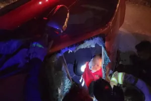 Karabük’ün Safranbolu kontrolden çıkan kamyonet, elektrik direğine çarparak yan yattı.