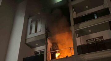 Yangında apartmanda mahsur kalanları itfaiye kurtardı
