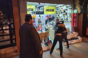 Karabük’te arkadaşı ile caddede yürüdüğü sırada baba ve oğlunun saldırısı