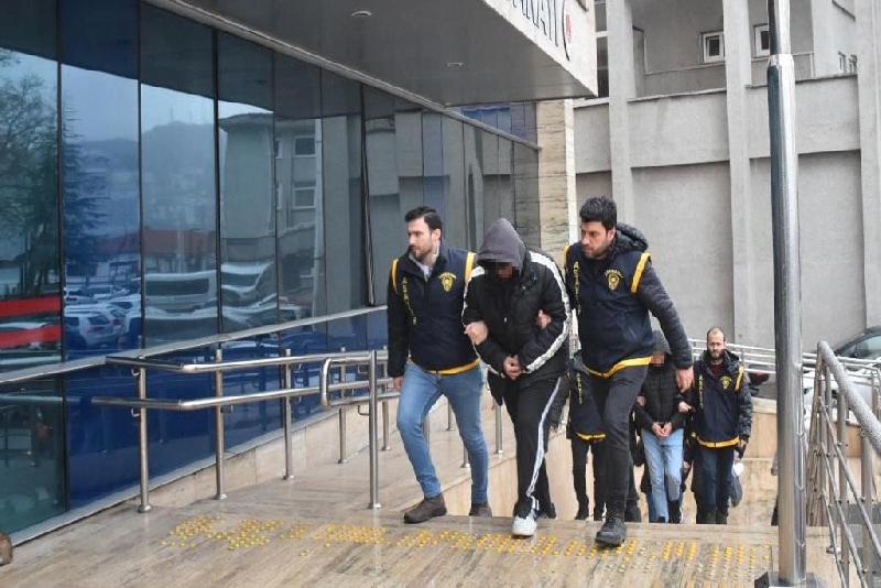 Yüksek kazanç vaadiyle 450 bin lira dolandırdılar: 4 tutuklu Zonguldak’ta polis ekipleri yatırım danışmanlığı adı altında yüksek kazanç elde