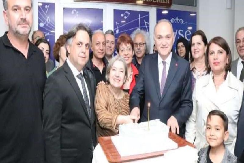 Düzce Belediyesi bünyesinde kurulan sanat akademisi öğreticisi, Sanatçı Ayşe Taş,