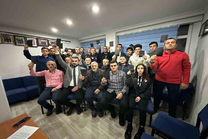 Zonguldak’ta futbol hakemleri; hakem Halil Umut Meler’e gerçekleştirilen saldırıyı kınayarak