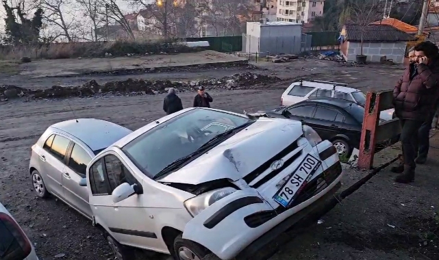 Kapuz Caddesindeki Kontrolden Çıkan Araç Kaza Yaptı, Sürücü Yaralı! Kaza, Kapuz Caddesi’nde yaşandı ve akşam saatlerinde meydana geldi. 43