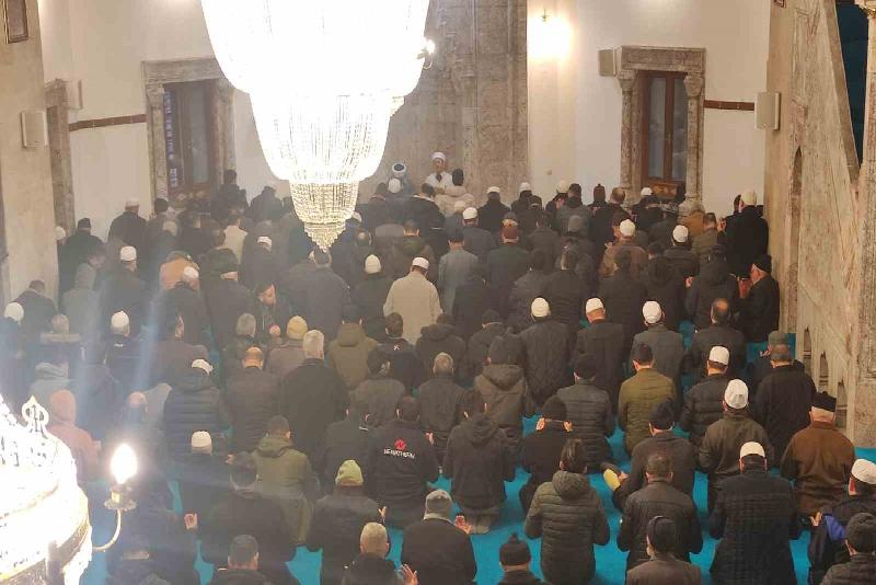 2024 yılının ilk sabahında aileler camilere akın etti Kastamonu’da 2024 yılının ilk sabah namazında aileler şehitler ve İsrail’in