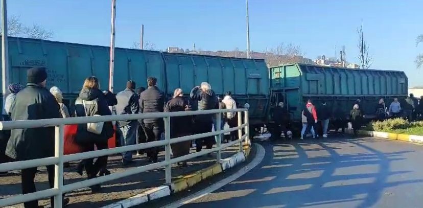 Zonguldak’ta Kömür Yüklü Vagonun Vagonlardan Ayrılması Panik Yarattı! Zonguldak’ta meydana gelen olayda, Uğur Mumcu kavşağında kömür yüklü vagonun