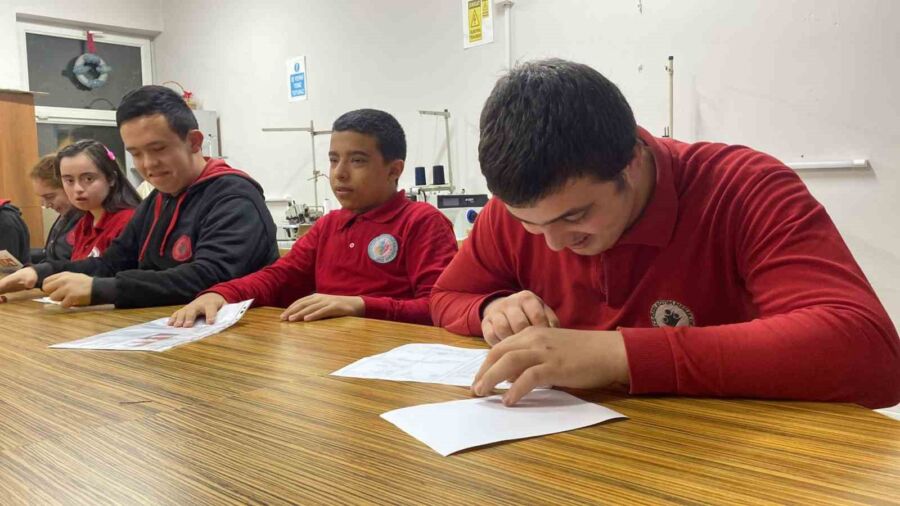 Düzce’de Özel Eğitim Öğrencilerinin Karneleriyle Kutladığı Tatil Sevinci Düzce’de okulların yarıyıl tatiline girmesiyle beraber özel öğrenciler de karnelerini