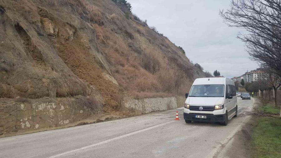 Karabük-Yolu’nda Toprak Kayması: Araçlar Kontrollü Geçiş Yapıyor!