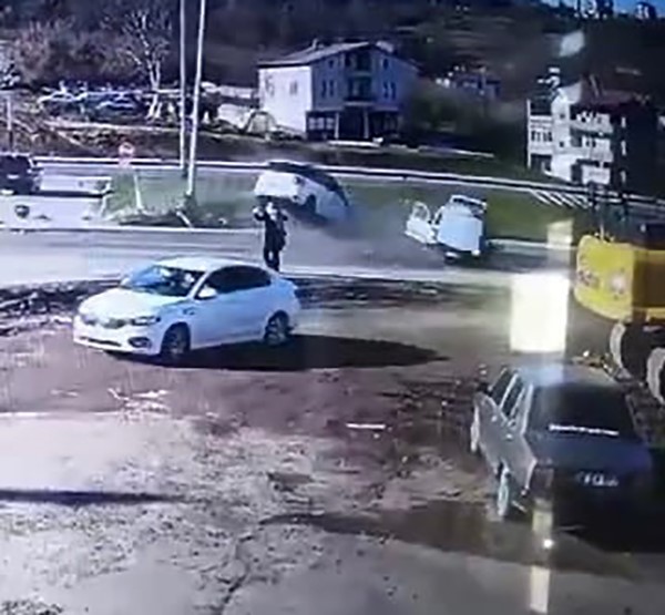 Ereğli’de Kavşakta Korkunç Kaza: Bir Kişi Hayatını Kaybetti, 4 Kişi Yaralandı Kdz. Ereğli ilçesinde meydana gelen trafik kazasında, Belen Sanayi Sitesi