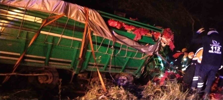 Zonguldak’ta Sebze Yüklü Kamyon Devrildi: Sürücü Yaralandı! Zonguldak-Ankara karayolu Gökgöl Türeli mevkisinde meydana gelen kazada, 67 AS