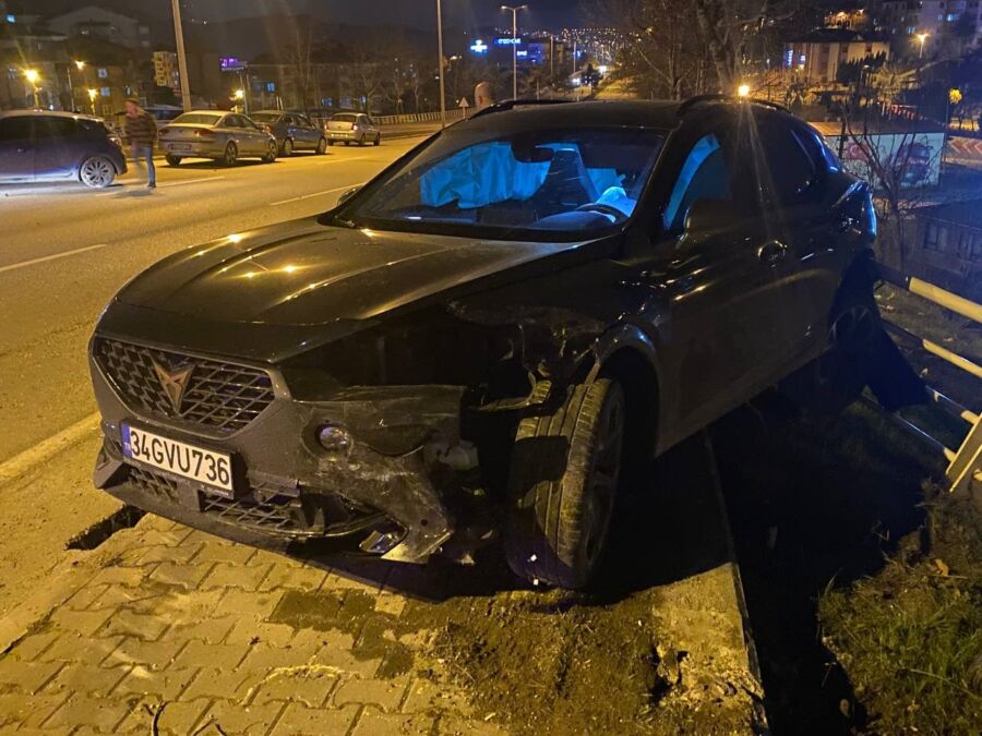 Karabük ilinde meydana gelen trafik kazasında şerit değiştiren bir otomobil,