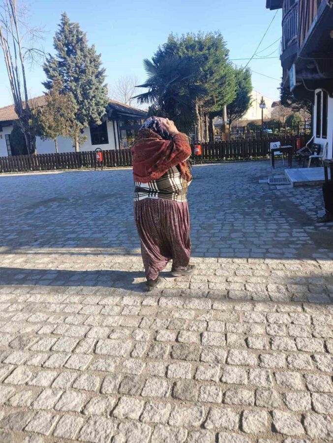 Düzce Belediyesi Zabıta Ekipleri 15 Dilenciye Operasyon Düzenledi! Binlerce TL Haksız Kazanç Ortaya Çıktı Düzce Belediyesi Zabıta ekipleri son iki gün içerisinde yaptığı operasyonlarda,