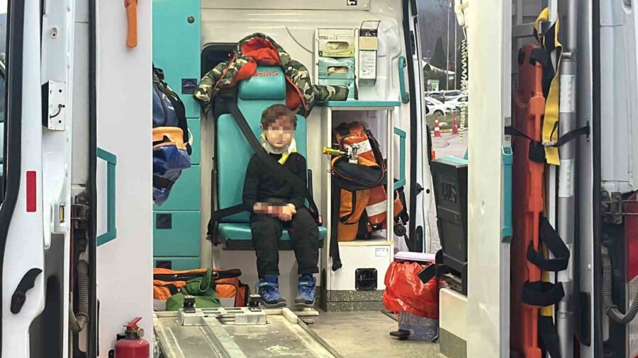 Düzce’de dinlenme tesisi girişinde korkunç kaza: Alev alan araçta 8 kişi yaralandı! Düzce’de Dinlenme Tesislerinde Korkunç Kaza! Düzce’de meydana gelen korkunç bir