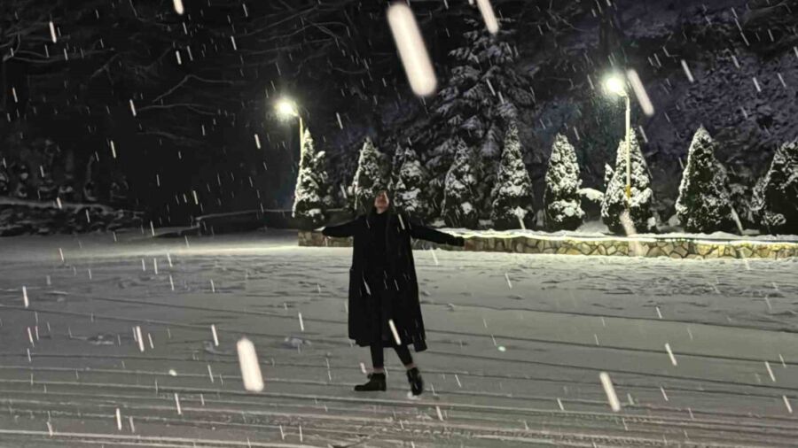 Düzce’de Beklenen Kar Yağışı Bolu Dağı’nda Etkisini Göstermeye Başladı Düzce’de yapılan kar yağışı uyarısının ardından yüksek kesimlerde kar yağışı