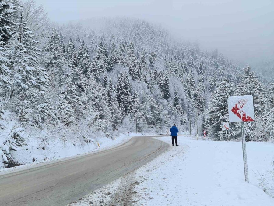 Karabük’te Yüksek Kesimlere Kar Yağdı, Yollar Tuzlama ve Kar Küreme Çalışmasıyla Açık!