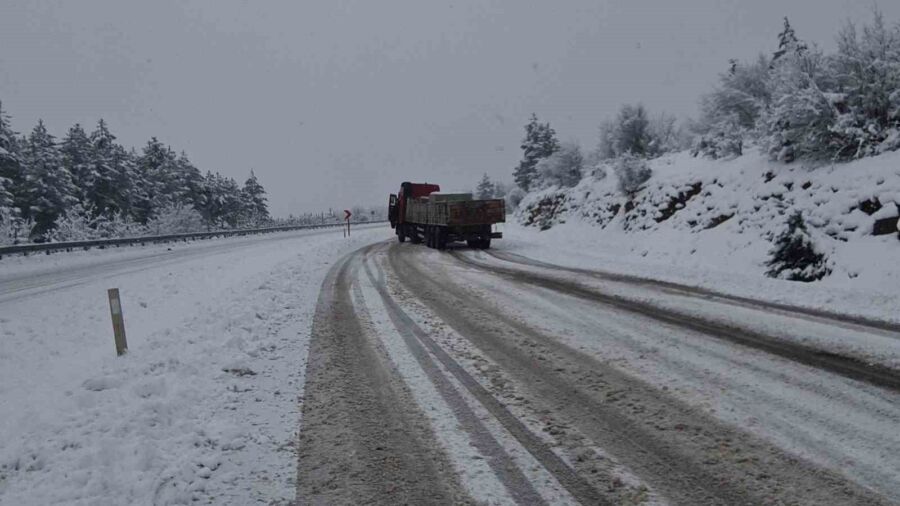 Karabük’te Yaşanan Yoğun Kar Yağışı Sürücülere Zor Anlar Yaşattı!