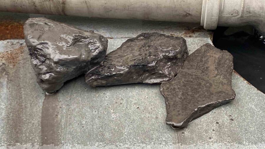 Zonguldak’ta Sosyal Yardımlaşma Vakfı (SYDV), ihtiyaç sahiplerine dağıtılan kömürlerden taş