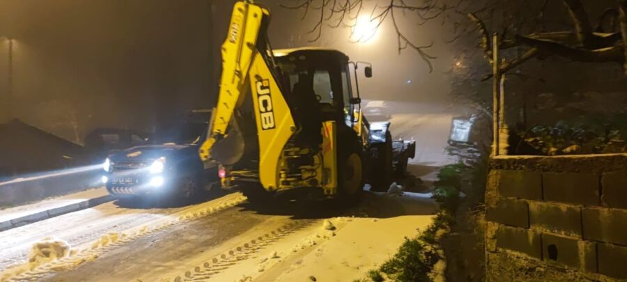 Zonguldak’ın Ereğli ilçesinde kar yağışı nedeniyle ulaşımda aksaklık yaşanmaması için