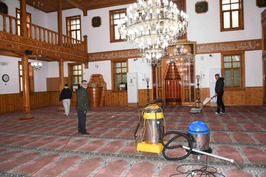Alaplı Belediyesi, yaklaşan Ramazan ayı öncesinde camilerde temizlik çalışmalarına başladı.