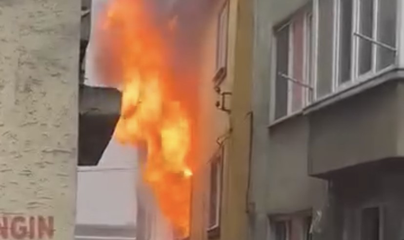 Zonguldak’ın Devrek İlçesinde 3 Katlı Ahşap Ev Alev Alev! Zonguldak’ın Devrek İlçesinde 3 katlı ahşap bir evde çıkan yangın