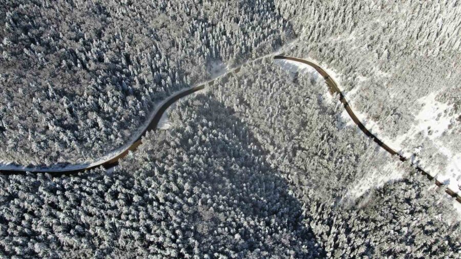 Karabük-Bartın Kara Yolu, Kar Yağışının Ardından Kartpostallık Görüntülere Dönüştü Karabük-Bartın kara yolu güzergahındaki ormanlar, Batı Karadeniz bölgesindeki manzarayı büyüleyici