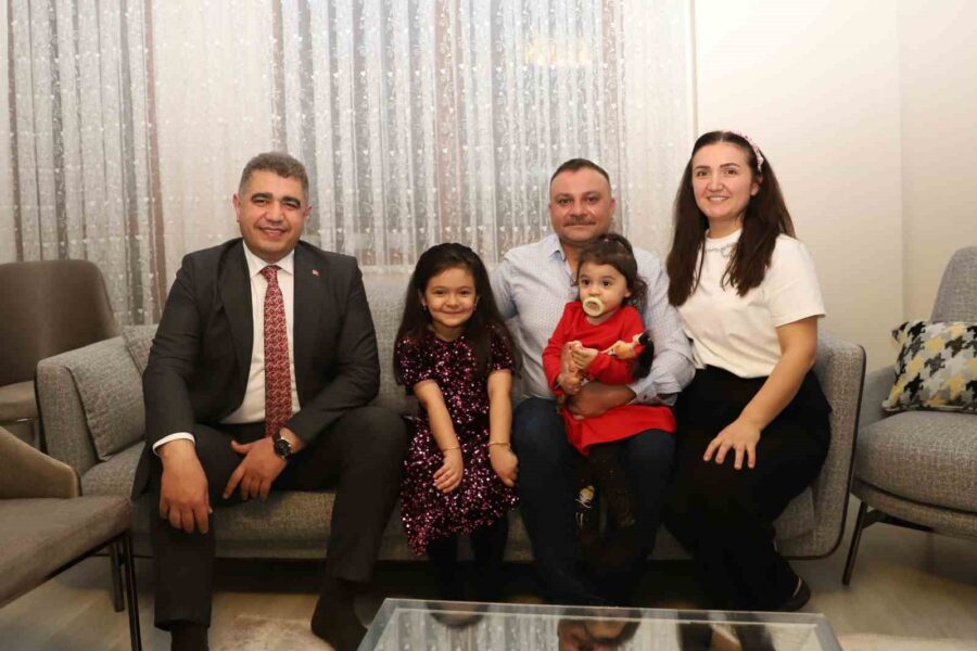 Düzce Valisi Selçuk Aslan, ilkokul öğrencisi Asya Şimşek’in evine davet