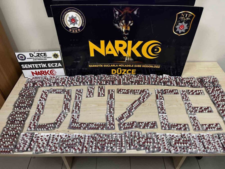 Düzce’de Polis Ekiplerince Durdurulan Araçta Büyük Miktarda Sentetik Ecza Maddesi Ele Geçirildi! Düzce’de polis ekipleri tarafından durdurulan bir araçta yapılan aramada 2