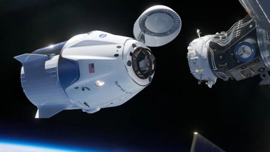 SpaceX tarafından geliştirilen Crew Dragon uzay aracı, UUİ’na kenetleniyor. Kenetlenme