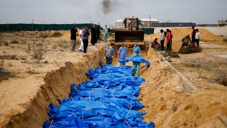 İsrail ordusu, Gazze’deki mezarlık alanlarını kazarak Filistinlilerin cesetlerini ortada bıraktı.