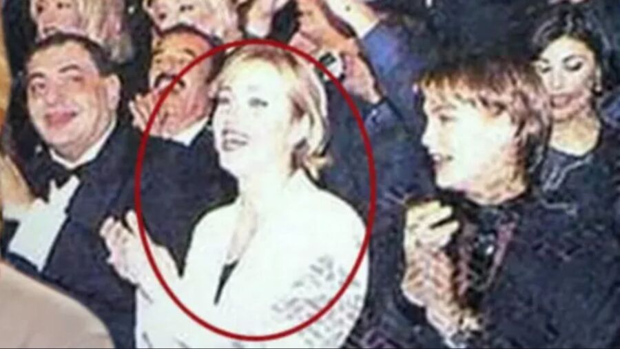 Berna Laçin, Ahmet Kaya’ya Çatal Fırlatıldığı Geceyle İlgili Konuştu: ‘Aklandım!’ Ünlü oyuncu Berna Laçin, 1999 yılındaki Magazin Gazetecileri Derneği’nin ödül