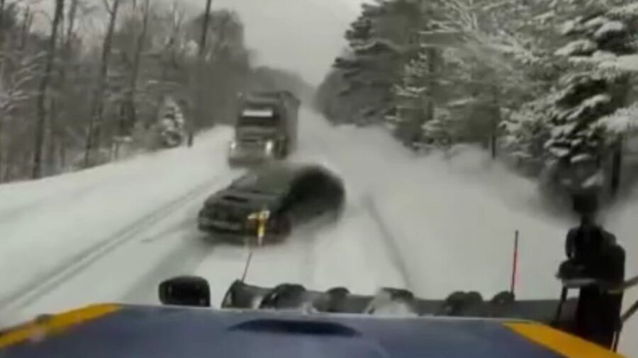 ABD’nin New York kentinde karlı havayı sollamak isteyen bir araç,