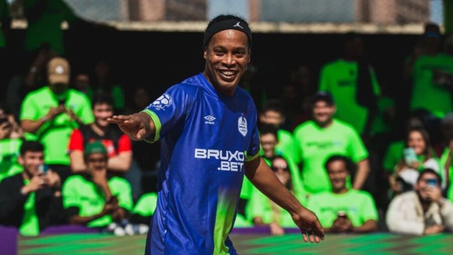 Futbol dünyasının efsanevi isimlerinden biri olan Brezilyalı futbolcu Ronaldinho, Paris
